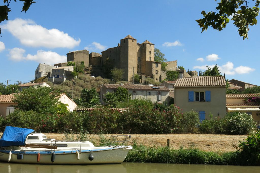 Vue sur le village d'Argens-Minervois et son château